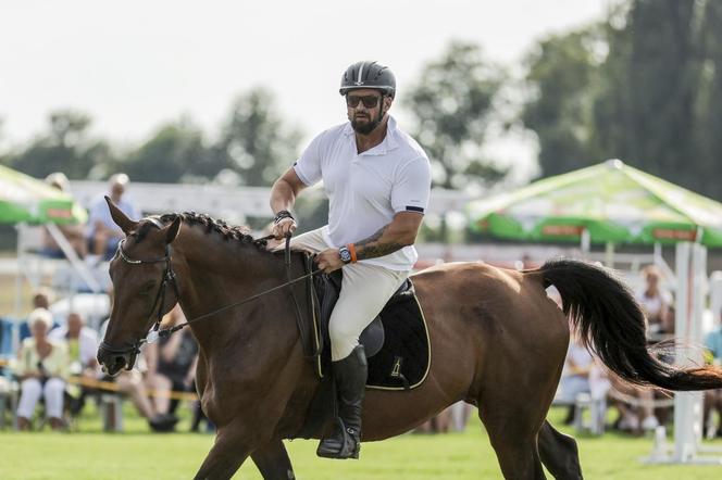 Tomasz Oświeciński filmową gwiazdą produkcji Vegi. Tak celebryta zmieniał się przez lata