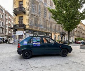 Akcja Miejskiej Agendy Parkingowej na placu Pięciu Rogów w Warszawie