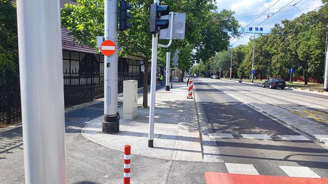 Chodnikowy slalom na Pomorskiej we Wrocławiu. Mieszkańcy: Jak piesi mają tędy chodzić? 