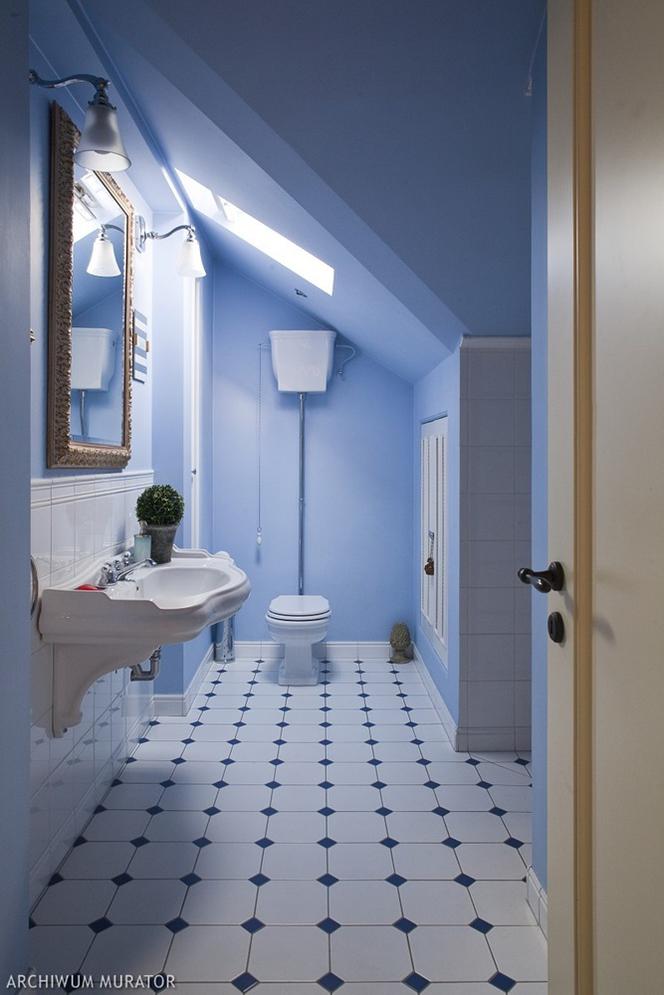 Błękitne ściany w łazience w stylu angielskim