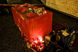 Ludzie palą znicze w Magdeburgu. Zamach na jarmarku bożonarodzeniowym