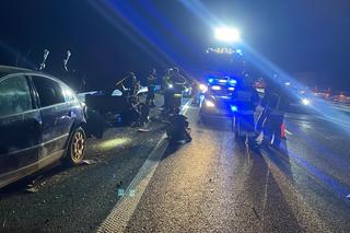 Paraliż na trasie S8. Ciężarówka huknęła w Volkswagena stojącego na poboczu 