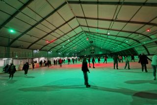 Lodowisko w Suchym Dworze organizuje ICE PARTY. Wpadliśmy zobaczyć, czy warto 