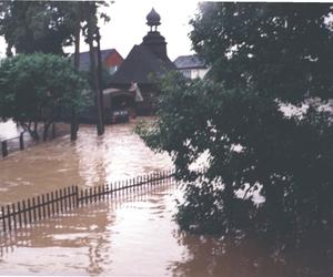 W 1997 roku Polskę nawiedziła powódź tysiąclecia. Ludzie czekali na ratunek na dachach