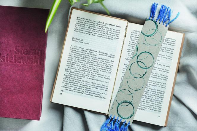 DIY: ozdobiona stemplami zakładka do książki – dobre ćwiczenia