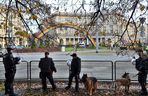 Policjanci ochraniający tęczę w trakcie Marszu Niepodległości 2014