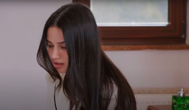 Yildiz wparuje do sypialni Bahar i Kuzeya, by pokazać prawnikowi filmik Alpera.