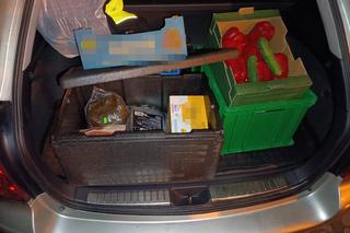 Wygłodniali złodzieje wpadli na gorącym uczynku. Ich łupem padły pomidory, łopatka wieprzowa i musztard