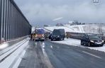 Wypadki na drogach po intensywnych opadach śniegi