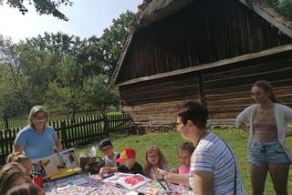 Warsztaty ludowej wycinanki w radomskim skansenie