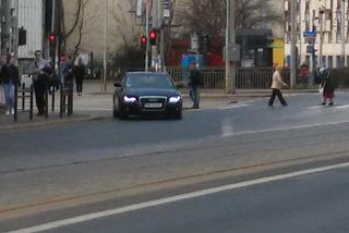 Młody Ukrainiec próbował wręczyć policjantom we Wrocławiu swój samochód jako łapówkę