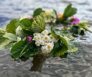 Wyjątkowe „Morsowe Wianki” ekipy Mors Może Więcej nad zalewem w Wąchocku. Było magicznie