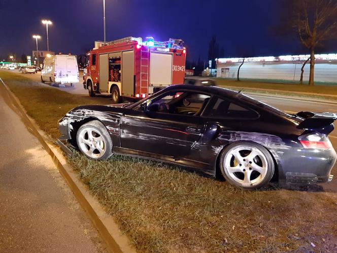 Pijany uciekając przed policją rozbił porsche.