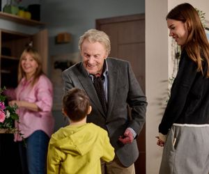 Na Wspólnej odc. 4018. Juliusz (Daniel Olbrychski), Żaneta (Anna Guzik), Ludwiczek (Gustaw Marczak), Mania (Zuzanna Kaszuba)