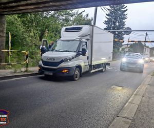 Kierowca dostawczaka utknął pod wiaduktem głupców w Tychach