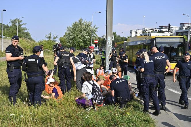  Aktywiści z Ostatniego Pokolenia sparaliżowali ruch. Kierowcy: Ktoś powinien zrobić z nimi porządek!