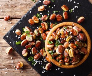 Rewelacyjny smażony bób. Poznaj przepis na pyszną i chrupiącą przekąskę na mecz lub imprezę