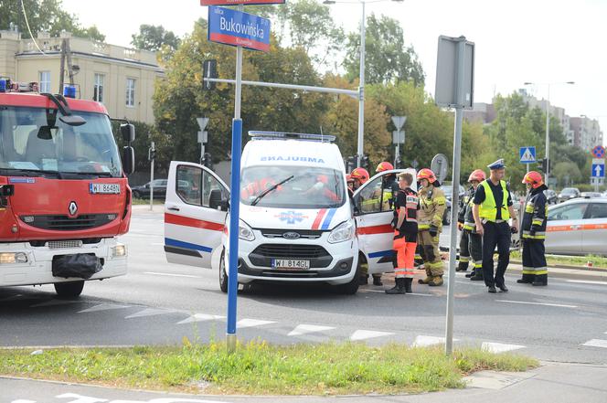 Wypadek karetki na skrzyżowaniu ulic Bukowińskiej i Wilanowskiej