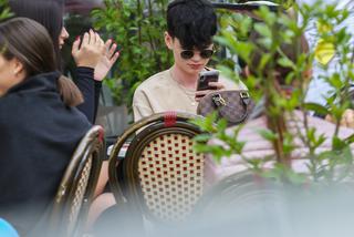 Idol nastolatek przyłapany przez paparazzi w stolicy!