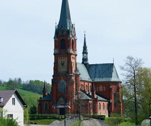 Wyjątkowy kościół na podkarpackiej wsi. Witraże wykonał bratanek Jana Matejki 