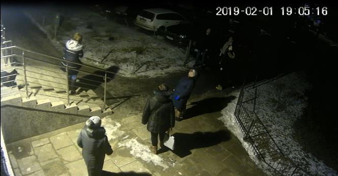 Słoikami rzucali w samochody