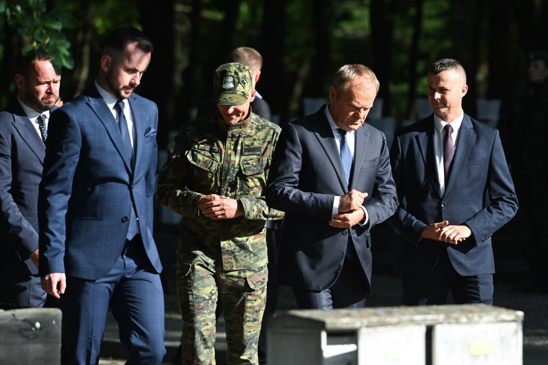 Mocne słowa Tuska na cmentarzu. "Jesteśmy od tego, by stać za polskim wojskiem!"