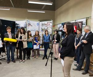 Ogłoszenie wyników konkursu - laureaci konkursu, na pierwszym planie Ewa P. Porębska