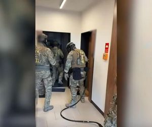 Stłuczki-ustawki z kaskaderami. CBŚP rozbiło gang z Pruszkowa! Wyłudzili miliony z ubezpieczeń