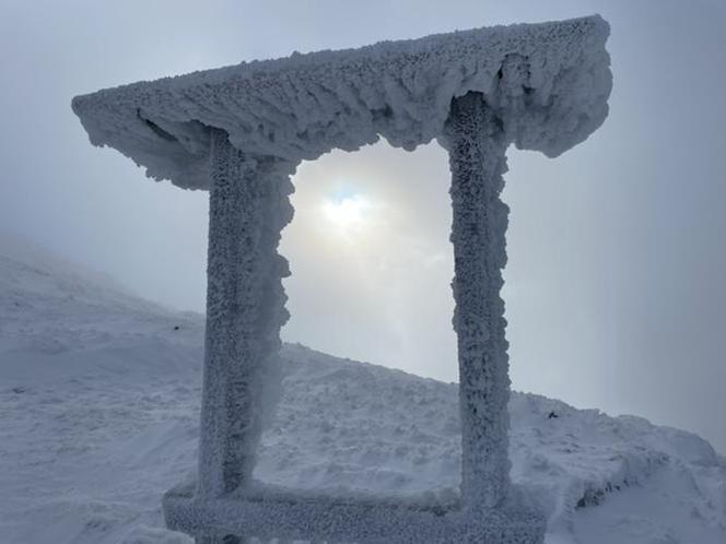 Sroga Śnieżka zimą! Te zdjęcia robią wrażenie! [GALERIA]