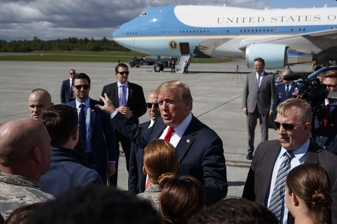 Przygotowania do spotkania Putin-Trump w bazie sił powietrznych USA na Alasce