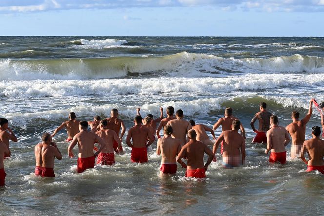 "Białe delfiny", czyli koniec wakacji w Mielnie. Ratownicy pożegnali sezon na golasa