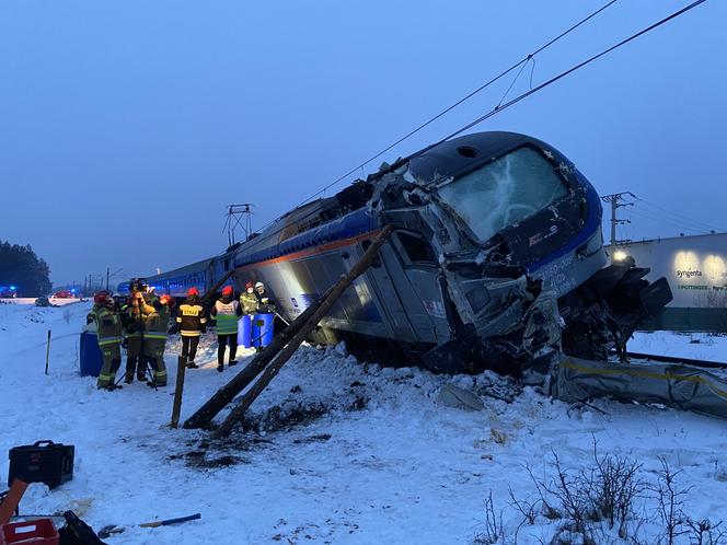 Podlaskie. Katastrofa kolejowa na niestrzeżonym przejeździe w Koszarówce.