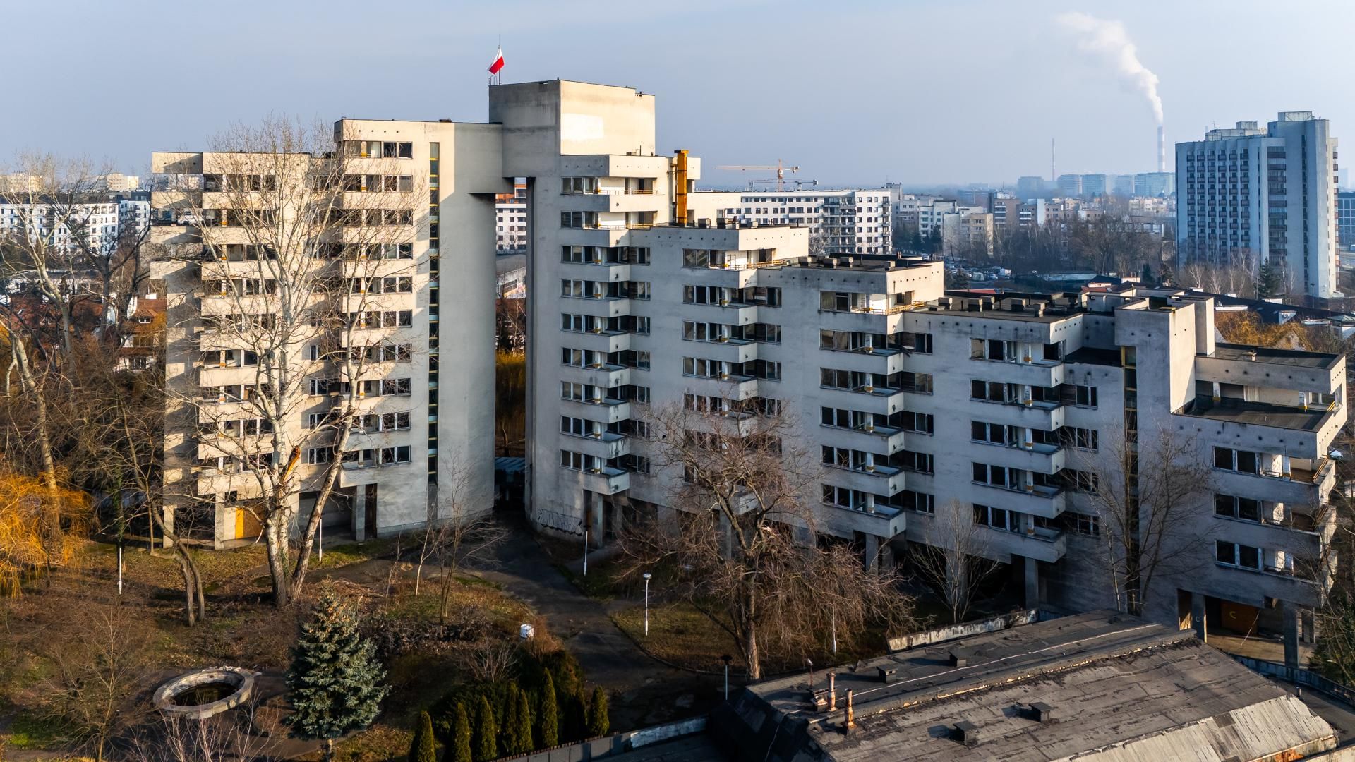 Szpiegowo z lotu ptaka. Blok na Sobieskiego 100 w Warszawie