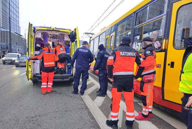 Pieszy wpadł pod tramwaj! Dramatyczny wypadek w centrum