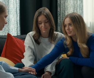 Barwy szczęścia, odcinek 3149. Ewa Poraj (Nicole Bogdanowicz), Madzia (Natalia Sierzputowska), Oliwka (Wiktoria Gąsiewska) 