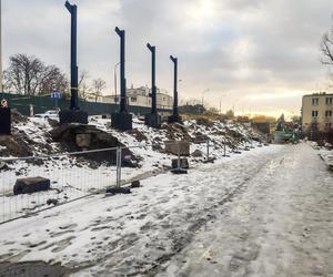 Budują wiadukty na trasie Łazienkowskiej mimo zimy. Kiedy będą gotowe? 
