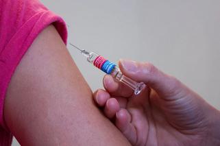 Miliony ludzi nie dostaną WYPŁATY! Bo nie wzięli trzeciej dawki szczepionki