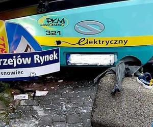 Autobus wjechał w przystanek w Sosnowcu. Ranne dziecko i kobieta 