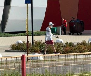 Niepokojący widok koło CH Toruń Plaza. Był w masce, a w rękach miał to