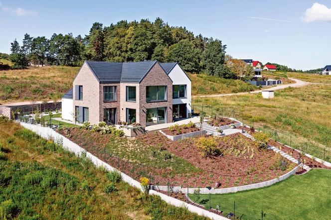 Dom na wzgórzu ze strzelistymi wnętrzami. Trudna budowa!