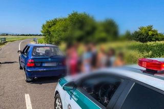18 osób podróżowało małą skodą w Słowacji