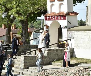 Posłowie Moskal i Kanthak na ślubnym kobiercu. Takie garnitury wybrali