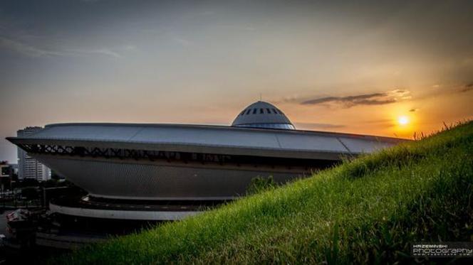 Słońce chowa się za katowickim Spodkiem