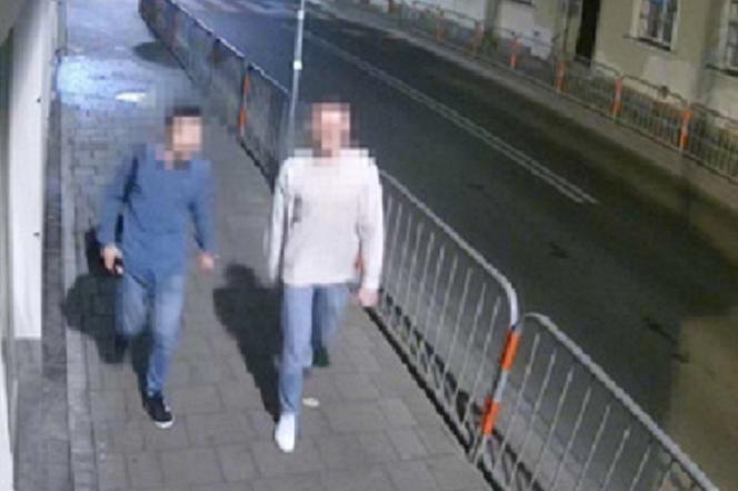 W Krakowie napadli na 28-latka, nagrała ich kamera. Policja opublikowała zdjęcia bandytów