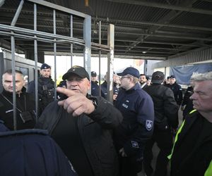 Komornicy na Modlińskiej. Nerwowe starcie przy hali na Białołęce. Ostry konflikt kupców z zarządcą hali