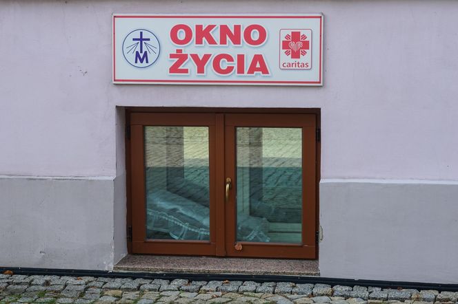 Alarm w Sosnowcu. Noworodek w „oknie życia”. „Prosimy o modlitwę za dzieci i ich rodziców”