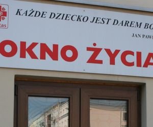 Malutki chłopiec w oknie życia w Kielcach! Jego stan jest ciężki