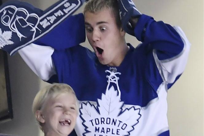 Justin Bieber i Jaxon Bieber na meczu hokeja
