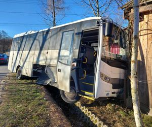 Zderzenie autobusu z autem osobowym w Rzepinku