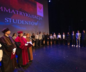 Podczas uroczystej ceremonii inauguracji nowego roku akademickiego 2024/2025 odbyła się tradycyjna immatrykulacja studentów i studentek pierwszego roku.